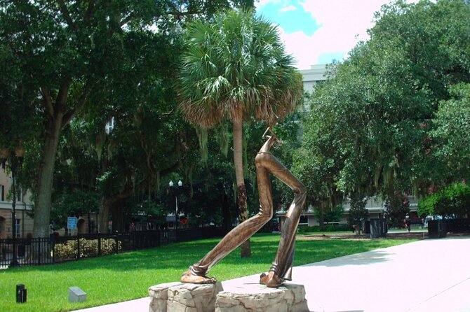 Awesome Scavenger Hunt: Lake Eola's Art Scene & Scenery - Stop 1: City Hall for a strong start and an easy orientation